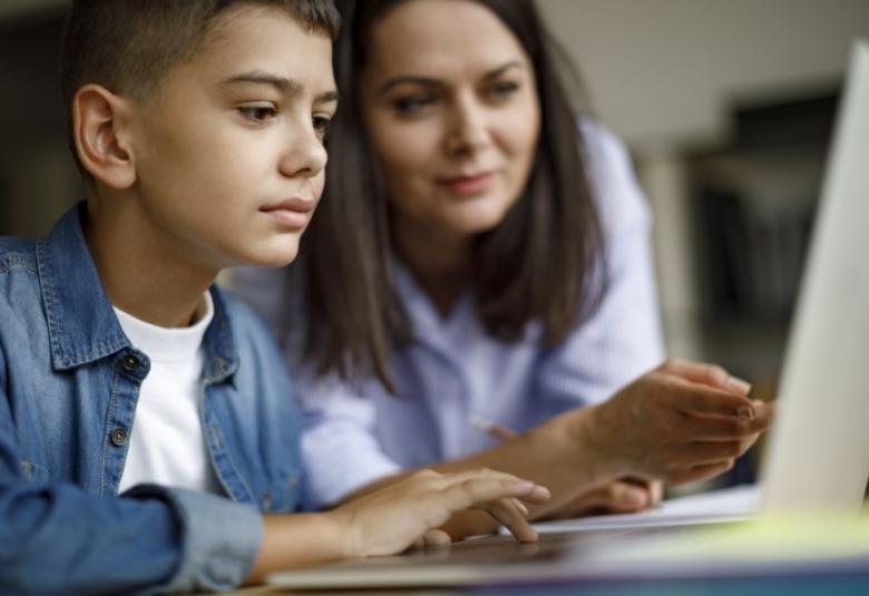 
<span>دور الأسرة في التعليم عن بعد ..</span>
